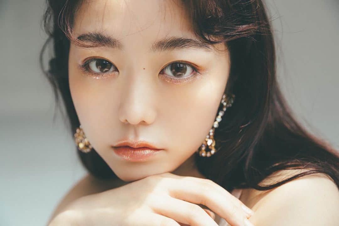 峯岸みなみのインスタグラム：「セルフメイクの紹介はもちろんのこと、今までにやったことのない雰囲気のメイクを施してもらったページも！天才ヘアメイクのれいちゃん（ @rei_fukuoka ）に旬のメイク学びました。この写真は大人のラメメイク、可愛かったです。  #峯岸スタイルブック #短所ネガティブ長所ネガティブ  #ネガネガ」