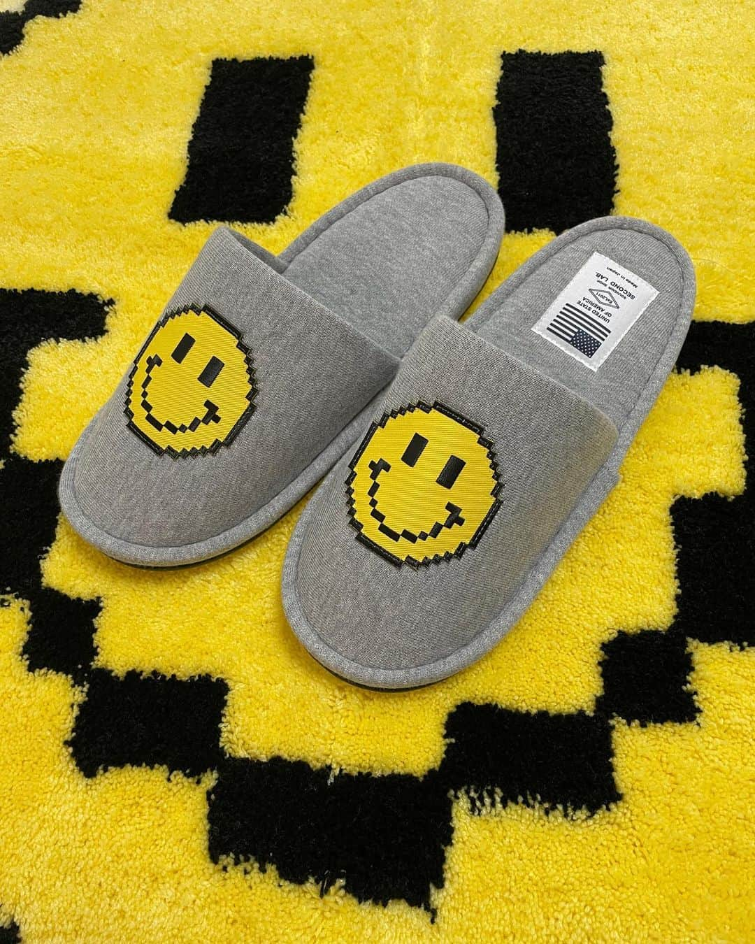 セカンドラボのインスタグラム：「【8BIT SMILE ROOMSHOES】 8BITデザインのスマイルワッペンを施した スウェット素材のルームシューズです。 本日発売のGO OUTにも掲載。  http://secondlab.us  #smile #smily #secondlab  #usa #room #rug #interior  #faniture #home #decor #living #products #lifestyle  #japanmade #スマイル #madeinjapa #スマイリー」