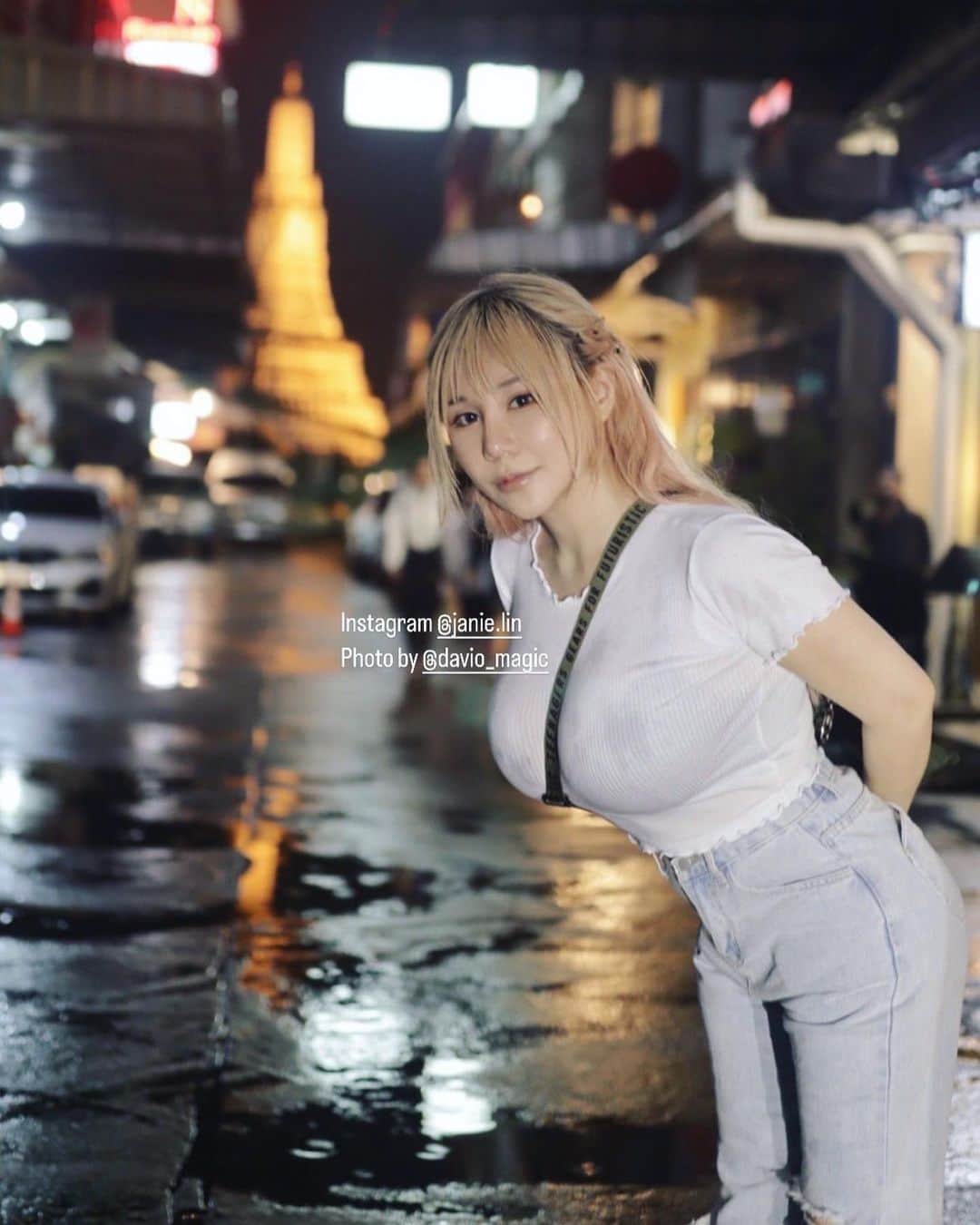 泥泥林のインスタグラム：「The 8 day and the last day in Bangkok. 不知不覺來到曼谷已經第八天了！ 去了很多地方，也有好多地方來不及去  也沒想到前幾天順手發的限動 居然被寫成好像這裡很危險的新聞😓 有不少只看標題不看實際內文的都有被嚇到  但其實目前泰國整體氛圍是很適合旅遊的 在路上可以看見非常多的遊客 其中以歐美面孔居多 從攤販到店家都能用基礎英文溝通  那天雖然因為大雨叫不到Grab 但也因此意外的發現了當地人的深夜市集 遇見了巷弄間不同的文化光景 能稍微融入在地風情也是旅遊的浪漫🤍  - 這次出遊的時間點剛好與海外詐騙案重疊 所以在出國前也還是有準備一些保護措施：  • 下載泰國觀光警察的官方報警app（Tourist Police） • 隨身攜帶的警報器 （本來想買防狼噴霧，但查了一下似乎是不能出境的） • 與國內朋友互相定位，讓家人或朋友能知道你的動向 • 善用APP叫車，Grab叫車跟Uber一樣，上面顯示多少他就只會跟你收多少，司機也都很親切～  很慶幸到目前為止 沒有發生任何會讓人感到緊張或危急的情況🥰  先用一張狼狽照結束這回合 之後再跟大家分享一些景點美照 跟叫車還有搭大眾運輸(MRT&BTS)的細節囉～」