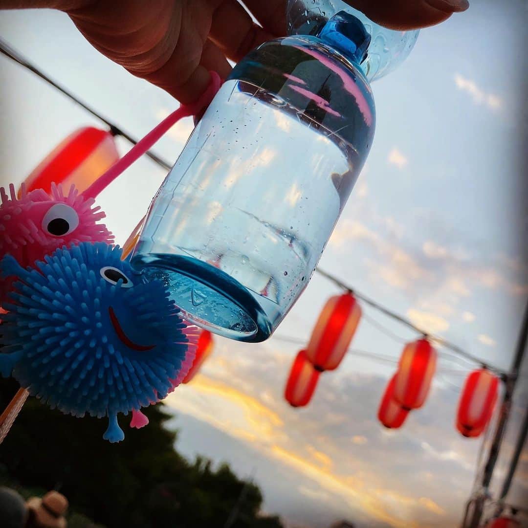 のインスタグラム：「あっというまの夏。🌻  #地元のお祭り #羨ましかった  #姪たちの夏休み #おばは思いきり日焼けする勇気がもうない 🙄」
