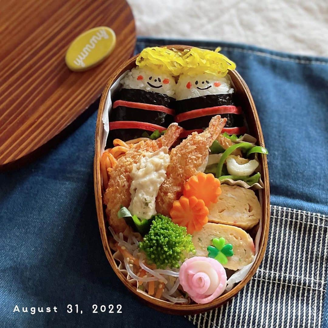 むっくママのインスタグラム：「ぱつきんぼーだーでこんにちは〜🤗  最近、体調悪し…🥲  でも、今日めっちゃ良いことあった〜🥰  頑張ってれば良いことあるね🤗  午後からもふぁいてぃん  エビフライ（いぶりがっこタルタルのせ） ねぎとカニカマの卵焼き ピーマンとちくわのバター炒め ナポリタンスパ 春雨和え かまぼこのお花 花型にんじん（白出汁）  #お弁当 #お弁当作り楽しもう部 #可愛いお弁当作りたい部 #こどもごはん #こども弁当#息子弁当 #娘弁当 #おべんたぐらむ #幼稚園弁当 #顔むすび #おにぎり弁当#おにぎり#わっぱ弁当 #キャラ弁 #キャラベニスト弁当 #wp_deli_japan #kyaraben #lunchbox #obento」