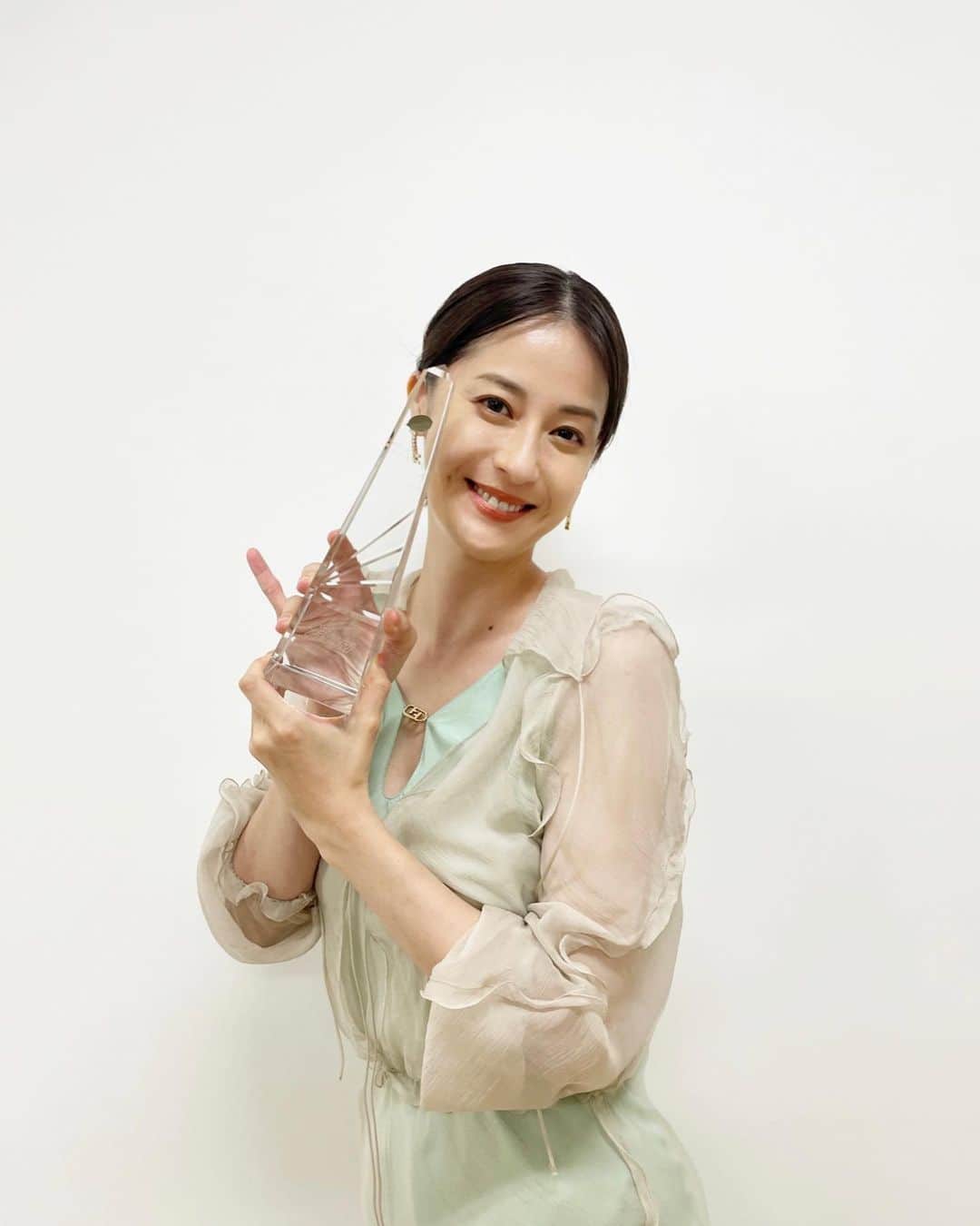 松本若菜のインスタグラム：「この度、ザテレビジョンドラマアカデミー賞でやんごとなき一族の深山美保子役で助演女優賞をいただきました。  なんてこと🥰  本当に本当にありがとうございます。  関わっていただいた全ての皆様と素晴らしい巡り合わせに感謝いたします。  皆さま本当にありがとうございました🫶  2枚目はやんごとなき一族のプロデューサーのおふたり❤️ いつも暴走する美保子を"行け行け！GOGO!!"と応援して下さったお2人です🥺🫶  ちなみにお洋服はFENDI様。 この度の受賞に普段はリースしていない特別なお洋服を借してくださいました。 美保子にぴったりのお洋服でした！ こちらもありがとうございました🫶」