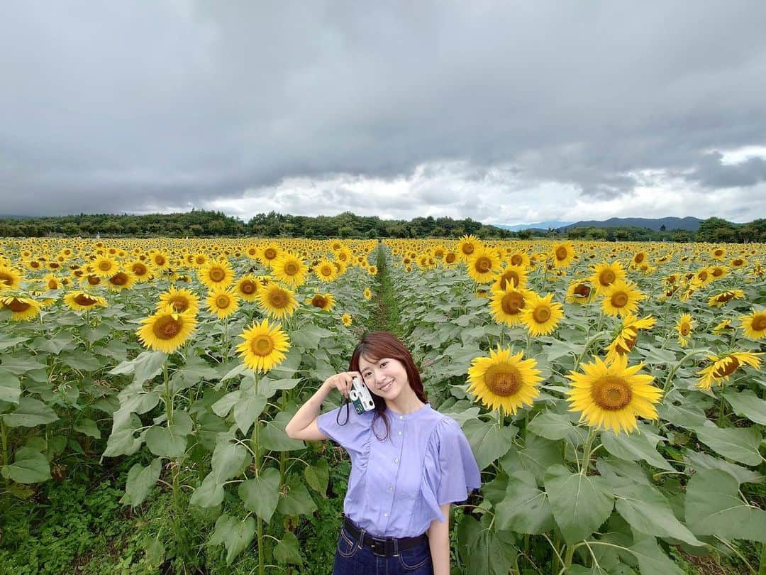 村上なつみのインスタグラム：「明日から季節は秋。 大学生最後の夏の思い出にひまわり畑に行きました🌻  #ひまわり畑 #ひまわり  #夏休み #夏の思い出  #夏コーデ #女子大生コーデ」