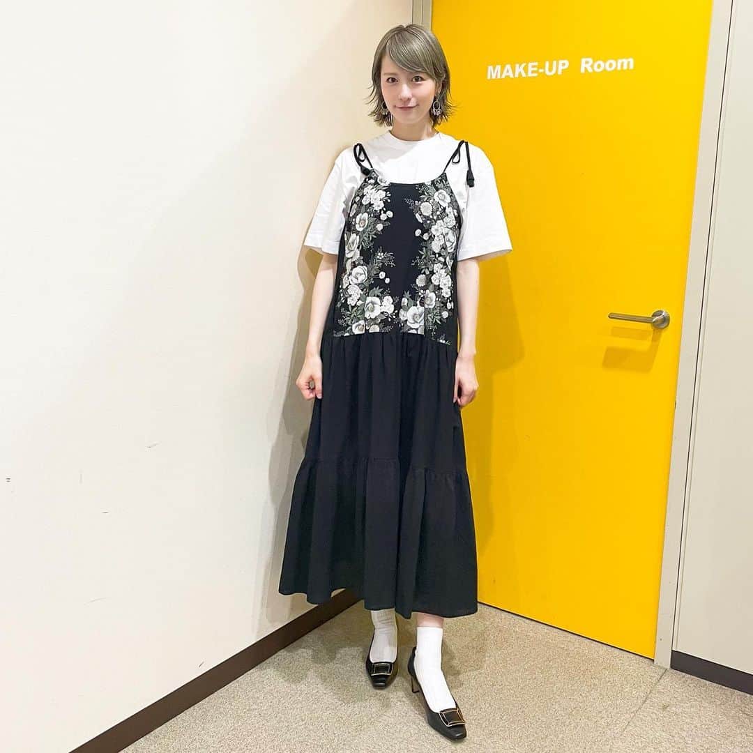 のインスタグラム：「ㅤㅤㅤㅤㅤㅤㅤㅤㅤㅤㅤㅤㅤ BS日テレ『汐留TV！』 2022.8月分のお衣装です☻ ㅤㅤㅤㅤㅤㅤㅤㅤㅤㅤㅤㅤㅤ #衣装戦隊ミヤジマン  ワンピース♥︎ふりふ #ふりふ  イヤリング♥︎ABISTE #abiste  パンプス♥︎DIANA #ダイアナ  ㅤㅤㅤㅤㅤㅤㅤㅤㅤㅤㅤㅤ 🤍🖤 ㅤㅤㅤㅤㅤㅤㅤㅤㅤㅤㅤㅤㅤ スタイリストさん→ @stylist_sanae_ymsk_  #衣装 #ootd #bs日テレ #汐留tv #宮島咲良 #ミヤジマン #ぼっち戦隊ミヤジマン」