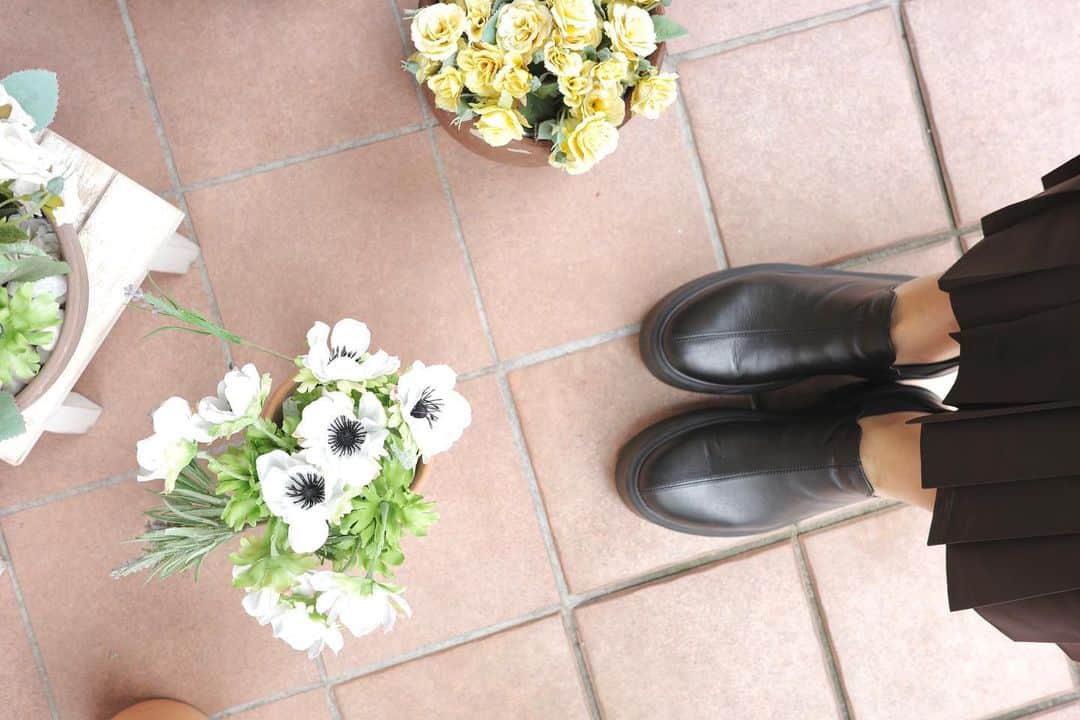 のインスタグラム：「8月さらばじゃ👋  shoes @therow   #shoes #ootd #therow #maisontherow #therowcollection #autumn」