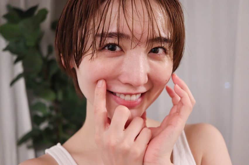 おのののかのインスタグラム：「まだまだ暑い日が続いてますね〜☀️  今年の夏は娘がまだ歩けないので 日陰を選んで過ごしていますが👶🏻🍃  子供が大きくなるにつれて 日差しの下にいる時間も長くなるんだろうな〜 と思い、先手を打って今からシミ予防始めました！🤍  使い始めたのがこちら、 薬用 美白美容液 (医薬部外品)  HAKU  メラノフォーカスZ 必殺技みたいでかっこいい名前🤟✨笑  🌈誕生以来、17年連続美白美容液売上No.1  ※インテージSRI,SRI+ 美白美容液市場2005年1月~2021年12月 HAKU 金額シェア 🌈ベスコス96冠※2022年6月までの実績  という圧倒的な信頼感🥺🙏  ぴたっと密着して、スーッとお肌に馴染むので お風呂上がりバタバタしててもこれだけは 付けておこうって気持ちになるんです✨  美容は将来の自分への投資っ👵💕 美容投資アイテムとして、 とってもおすすめですよ〜！ 私も使い続けてみようと思いますっ🥰  美白*メラニンの生成を抑え、シミ・そばかすを防ぐこと  #HAKU #HAKU_PR #メラノフォーカスZ #美白美容液 #美容投資アイテム #美白」