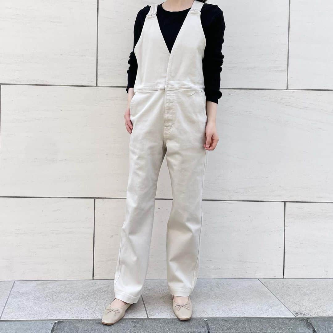 Moname Official Instagramのインスタグラム：「. 細身のシルエットがスッキリと スタイル良く見せてくれるサロペット。  定番のブラック合わせも、 ペールトーンカラーでフレッシュな気持ちに🌿 . Salopette Pants No.41121212 Col.CLY ¥22,000 . #moname #デニム #コーデ#モナーム #instagramfashion #denim #moname_code #jeans #デニム#ストレッチデニム」