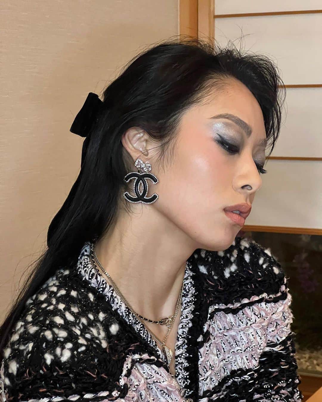リナ・サワヤマのインスタグラム：「before filming News Zero! the green rooms in Japan sometimes have tatami mats. Chic ! I wanted to channel 80s Kudo Shizuka. Slay ! 16 DAYS UNTIL THE ALBUM 🥲」