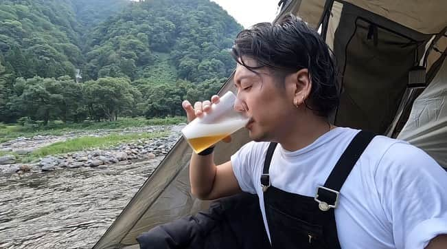 小出翔太のインスタグラム：「山✖︎ビール✖︎キャンプ  ビールは飲むんじゃない  吸うんだ  麦芽を感じろい  ※3枚目の写真は鼻からビールを感じてます  #バチェロレッテ2 #バチェロレッテ #AmazonPrimeVideo #漢気がモテに昇華するオトコ #小出翔太 #キャンプ#キャンパー#スノーピーク#コールマン#山#キャンプ飯#髪の毛ぼさぼさ」