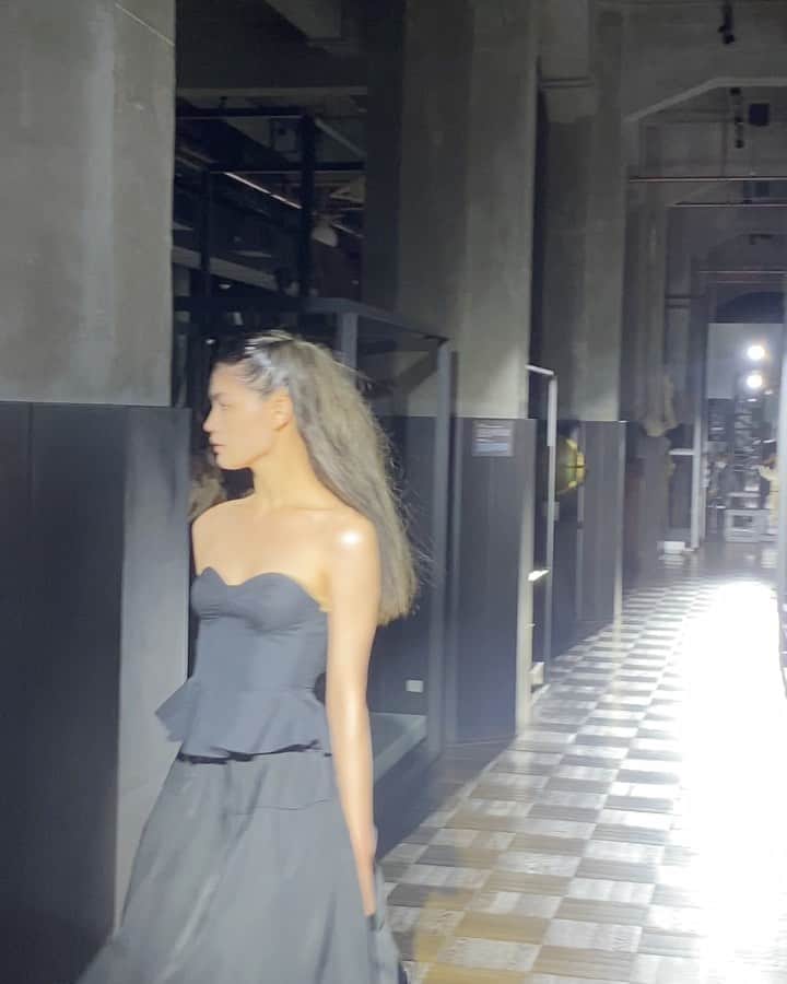 のインスタグラム：「@ezumi.official  2023 S/S Collection 素敵なコレクションのトップバッターを歩けて嬉しかったです ありがとうございます🫶🏻」