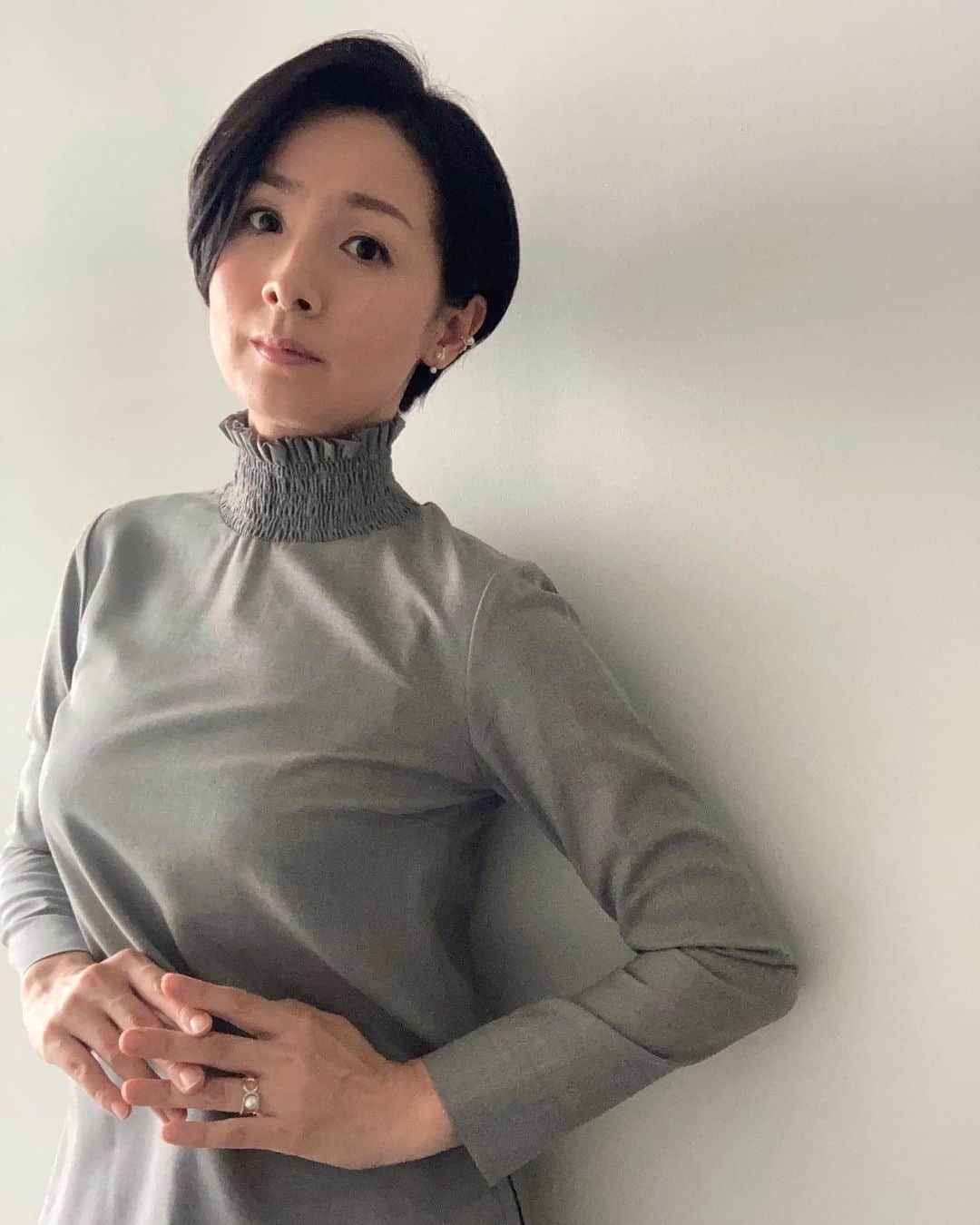 のインスタグラム：「ANN午後ニュース着用衣装  8/30 セットアップ #ella  イヤーカフ・リング共に @starjewelry_press  ＊1枚目、指輪も見せるポーズに試行錯誤… ＊2枚目、イヤーカフが特徴的なので動画で撮ってみました  8/31 ブラウス・スカート @plainpeople_official  ピアス・リング共に @stellarhollywood  ＊ピアスも指輪も三角モチーフ！  #テレビ朝日 #アナウンサー #アナウンサー衣装 #ootd #40代コーデ #40代ファッション #50代ファッション #大人コーデ #大人ファッション #セットアップ #パンツスタイル #野村真季」