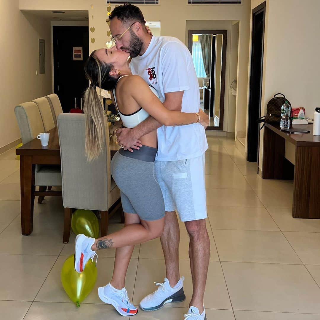 ジェシカ・スターリングのインスタグラム：「Simplemente puedo decir que eres el mejor hombre, esposo, padre, hijo, hermano y amigo que conozco en el mundo🌎 Y que eres merecedor de todo lo que sueñas!! Doy gracias a Dios cada día por ponerte en mi camino para ir juntos de la mano por esta aventura llamada vida❤️Me siento feliz e infinita mente agradecida por la familia tan hermosa que conformamos👨‍👩‍👧‍👦 FELIZ CUMPLEAÑOS MIAMOR #happybirthday #mylove #loveofmylife @d_ospina1 TE AMO」