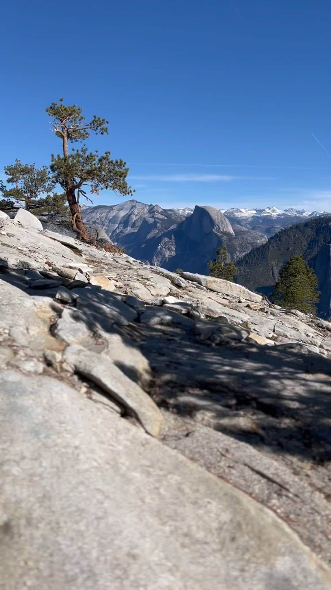 植田夢月のインスタグラム：「I'm missing this magical place so much that I'm going to post every few days some beautiful moments in Yosemite and other areas I visited last year. I shot this clip when descending from the top of El Cap. Though it was just before a storm came into the valley, the sky was crystal clear in the morning.  去年の思い出、ちょろちょろ投稿するかも〜  #yosemite #yosemitenationalpark #yosemite_national_park #yosemitevalley #yosemitenps #elcap #elcapitan #halfdome #yosemitenation #yosemitetrip #climbinglife #climbingmountains」