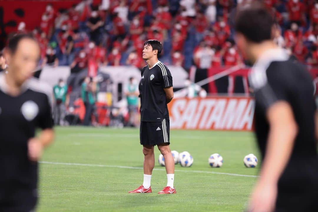 ホン・ジョンホのインスタグラム：「새 축구화신고 뛰어보자 폴짝⚽️  #미즈노 #미즈노축구화 #미즈노코리아 #패션레드팩 #모렐리아네오3베타 #모렐리아네오3 #모렐리아2  #mizuno #mizunokr #reachbeyond #mizunofootball #passionredpack #morelianeo3beta #morelianeo3 #morelia2」