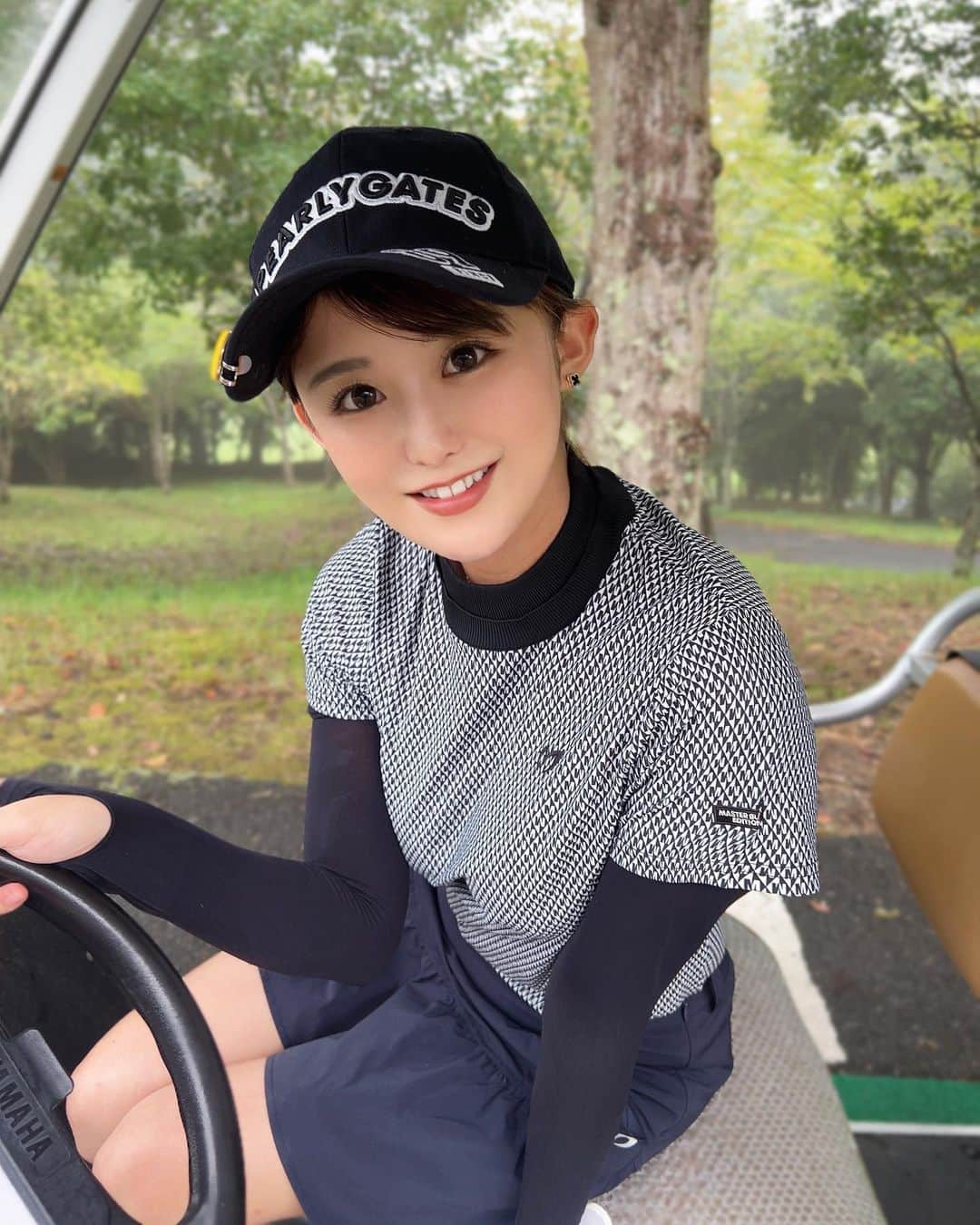 erinaのインスタグラム：「. . 久しぶりのラウンド⛳️ 霧でグリーンが全く見えなくて難しかった🌫 . 昔見たミストって映画を思い出した😶‍🌫️😶‍🌫️ . 気温も落ち着いてきたしたくさんラウンドしたいな🏌️‍♀️ 練習あるのみ！ . . #真名カントリークラブ #真名カントリークラブゲーリープレーヤーコース」