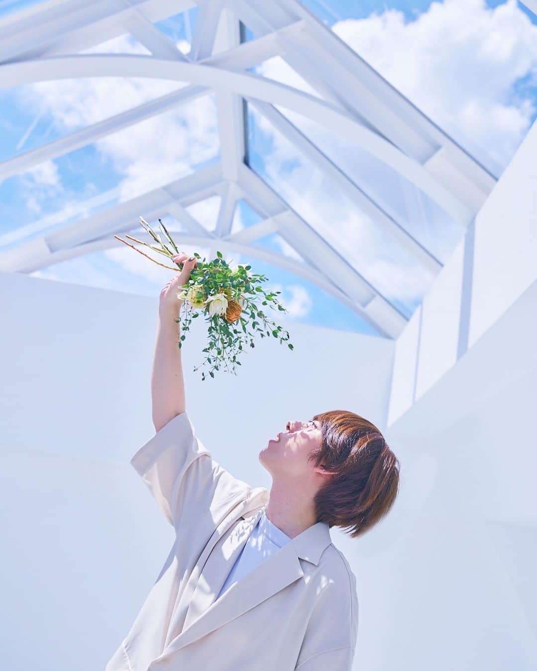 のインスタグラム：「8/31は𝐼 𝐿𝑜𝑣𝑒 𝑌𝑜𝑢 の日。  ・8letters（8文字) ・3words（3単語） ・1meaning（1つの意味）  であるということから、 主に欧米では"831＝I love you"という概念が 広く知られています。  さて、普段の生活でありがとうやごめんねを 伝える機会は多々ありますが  愛の言葉を届ける場面というものは、 (特に独り身の私にとっては) 悲しいかな、圧倒的に少ないような気がするのです。  でも本来恋人やパートナーに限らず、 家族、友達、恩人、 誰に伝えても愛は尊いもの。  8/31のチカラを借りて、 今日くらいloveを伝えてみませんか💁🏻‍♀️？(誰  私も家族、友達、お世話になっているスタッフさんたち、 そして姫ズのみんなに思いきって伝えてみます。  ♡♡♡♡♡ (心のブレーキランプ5回点滅)  #さて今夜も予定はありません #私にloveを直談判したいメンズは #速やかにご連絡ください #0分待ちでご案内可能です」