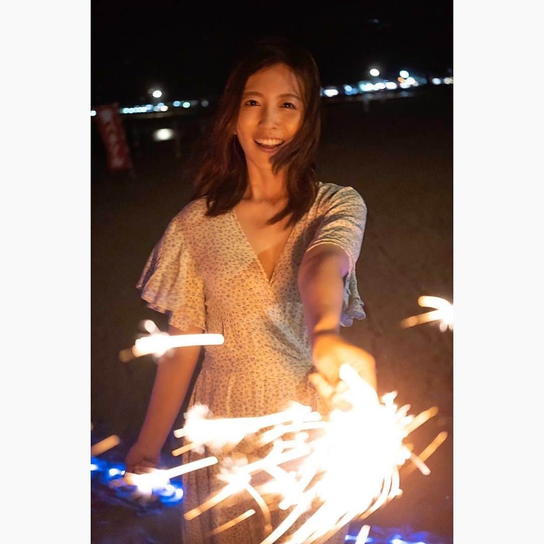 木下凜々子のインスタグラム：「8月も終わりですね… ・ ・ ・  #portrait #photography #japan #night #fireworks #cool #beautiful #cute #girl #japan #ポートレート #花火 #木下凛々子」