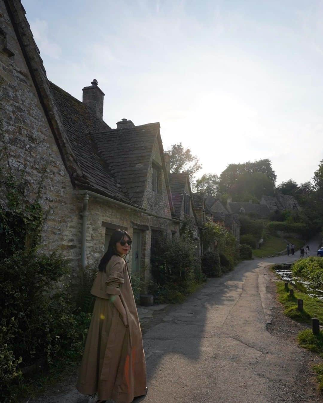 Yu-kiのインスタグラム：「Memory of Cotswolds🇬🇧 同じイギリスでも全然違う建物ばかりでかわいい村がたくさん集まってるコッツウォルズ。去年のちょうど今頃の誕生日に泊まったホテルも最高によかった。海外に行くのもいいけど、都会を離れて静かで緑たくさんのイギリスのどこかの街に行くのもいい◎#cotswolds#uk」