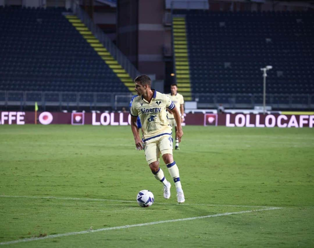 ミゲル・ヴェローゾのインスタグラム：「Bravi a reagire e portare a casa un punto prezioso! Continuiamo a lavorare! 💛💙 #ForzaHellas #QuestiSiamoNoi @hellasveronafc @seriea」