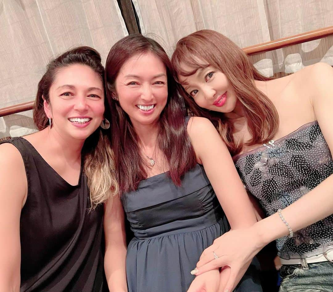 神田うのさんのインスタグラム写真 - (神田うのInstagram)「30年前一緒にお仕事をしていた最高のお友達😍 モデルと言うお仕事を通じて本当に楽しい時間を共にしてきて、そしてまたこうして大人になってからも再会出来、一緒にいられる事が最高に幸せ❤️ 17歳だった私達も今は47歳🤣 87歳、いや、97歳まで一緒にいようね❤️ 大好きだよ❤️❤️❤️  #同級生モデル#ティーンモデル#プチセブンモデル#プチセブン#モデル#プチモ#大好き#大好きだよ#3人トリオ#同級生#同級生モデル#山本佳代子#城戸崎恵美#神田うの#unokanda」9月1日 4時42分 - unokandaofficial