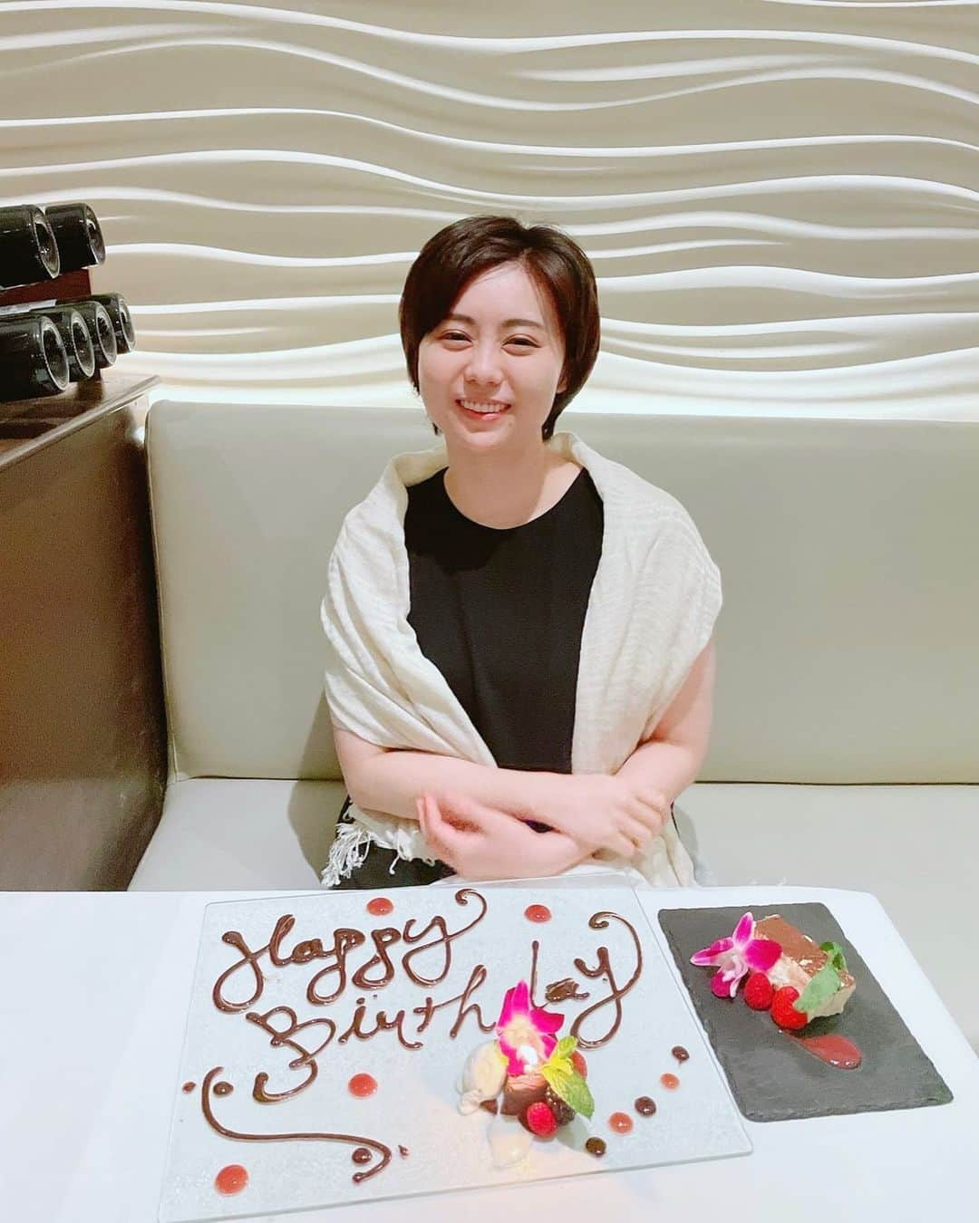 瀧口友里奈のインスタグラム：「【８月は誕生日でした。そして、会社を設立いたしました。】  先日、誕生日を迎えました。 心温かくお祝いのメッセージをくださった皆さま！とても嬉しかったです。どうもありがとうございました。 （８月中はSNSから離れ気味だったため、未だにお返事のできていない方もいらっしゃり大変恐縮なのですが、引き続きお返事させてください！！）  さて、この一年は、昨年末に日経CNBCの平日の生放送のレギュラー番組のキャスターを卒業してから、 春には大学院生に、そして夏には銀行の社外取締役に就任させていただくなど、様々な出会いや刺激や責任をいただいた一年でした。  仕事と勉学の両立は、（できています！と胸を張っては言い難いのですが）ひとえに、支えてくれる家族やいつも励ましてくれる尊敬する友人たちや先輩方のおかげです。 ありがとうございます。  そしてこの度、会社を立ち上げました。  というよりは、「今までやってきたこと、そしてこれから私自身の進んでいくべき道を会社という形にまとめました」 というご報告の方がより私自身の感覚に近いかもしれません😊☘️  これまで、一見、難しく思えるようなテーマに関して、様々な場面で司会やモデレーターを務めさせていただくことで、 「多様な価値」や「新しい価値」を解釈換言して多くの方に届けられればと思い活動してきました。  キャスターという立場で「情報」を通して「個をエンパワー」すること、 そして、社会が一歩前に進む「イノベーションの加速」を目指して仕事をしてきました。 経済キャスターとして、スタートアップ、テクノロジー、イノベーション等を中心に取材したいと決めて仕事をしてきたのはそんな思いからです。　  また、私のキャスターとしての原点について少し触れさせていただきますと、幼少期にアメリカで過ごした後に、帰国してから抱いた、日本のクラスルームの同質性に対する違和感や反発というものがありました。  多様な人や価値が認められ、内包されるような社会になることをずっと願って、それらを情報として届けられればと、やってきました。 　 （ここ数年では「ダイバーシティアンドインクルージョン」という言葉にも出会い、自分がしてきたかったことが言語化されたようなスッキリ感があり、やっとスタート地点に立てたのではないか、そんな嬉しい気持ちでもいます。）  最近、キャスター業以外にも、企画プロデュースやアドバイザリーの仕事などにもお声がけいただく中で、初めて会った人に 「アナウンサーなのになぜ色々な仕事をしてるの？何を目指しているの？」と聞かれることが多くなってきました。  前述のように、「個のエンパワー」「ダイバーシティ＆インクルージョン」「イノベーションの加速」が私の中の大きなテーマです。  それらが実現されるような未来に向かって、アナウンサーという「情報」の仕事を通してだけでなく、自分の持てるものは全部を持ってして（総動員して笑）やっていこう。 そんな風に思うようになりました。  昨年の誕生日にも「共創」というテーマについて書かせていただきましたが、様々な方と手を取りコラボレーションしながら、未来を面白く明るく風通しよく、気持ちの良いものにしていきたい。それを共に作っていくパートナーでいたい。 その拠点としての会社を立ち上げることにしました。  社名は「グローブエイト」です。  グローブ＝球体、丸でつながる、世界まで広がる ８＝８月は私の生まれ月です（笑）、末広がり、無限大  小さな輪から始まり、地球全体に、無限に広がる輪の連鎖をイメージして名付けました。  ここまで色々書いてきましたが、 こんなに恥ずかしい投稿は初めてです。  会社設立のご報告なのに、こんなに眠たそうなぼやけた顔の写真しか投稿するものがないのもどうかと思いますし😅  ホームページも、、新しい写真も必要だわ。。  など、初心者中の初心者。笑 本当に生まれたてホヤホヤです。  ここから大切に育てていきたいと思います。  皆さんのアドバイス、ぜひお願いいたします！！ 1から手作りはワクワクしてとても楽しいです。 　  #誕生日 #会社設立 #グローブエイト#瀧口友里奈」