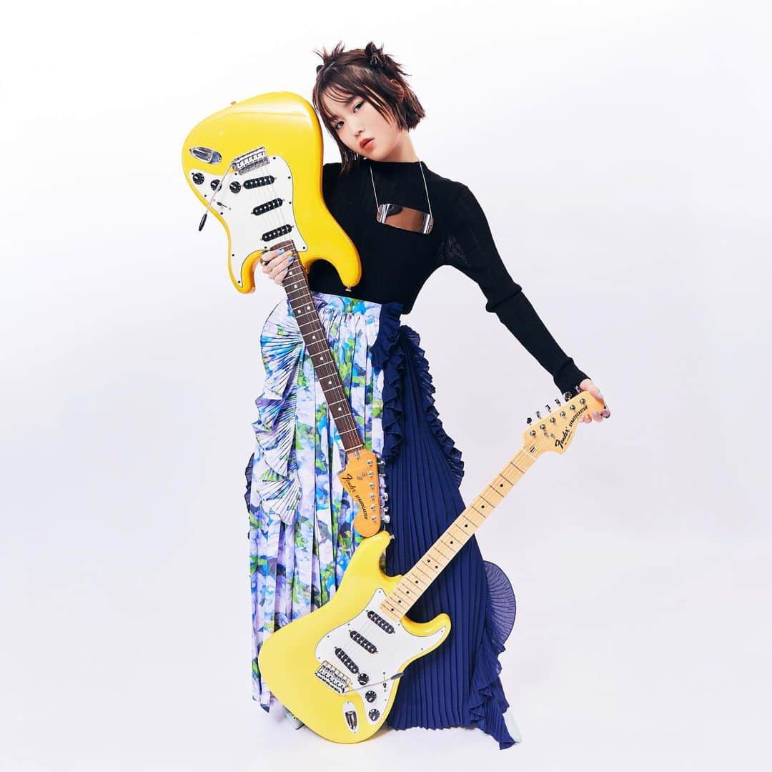Reiのインスタグラム：「🍋english/japanese  Fender の Cover Artist として インタビューと写真が公開されました。  Vulpeck他で活躍のコリー・ウォンとの コラボをきっかけに買った 81’ Monaco Yellow Stratocaster (通称 モナ子)  最近のお気に入りの一本ですが、 奇遇にも今年、 このInternational Color Seriesが 日本限定で復刻されることに。  現行品と２本抱えて、愛でています。 ギター持たせたポージングならわたしに任せて。  ヲタ汁爆発のインタビューは ストーリーズより🍋  Hey guys, I was interviewed by Fender and am featured as the Cover Artist on their website so go and check it out! My recent favorite axe the ’81 Monaco Yellow Stratocaster, which I purchased commemorating my collab with Cory Wong @coryjwong (shout out to Cory and his signature strat!). Coincidentally, Fender Japan released it’s reissue of the International Series, so here I am with the new one and my personal vintage. The article is in Japanese but hope you enjoy the photos! links on my stories. oxox  🍋」
