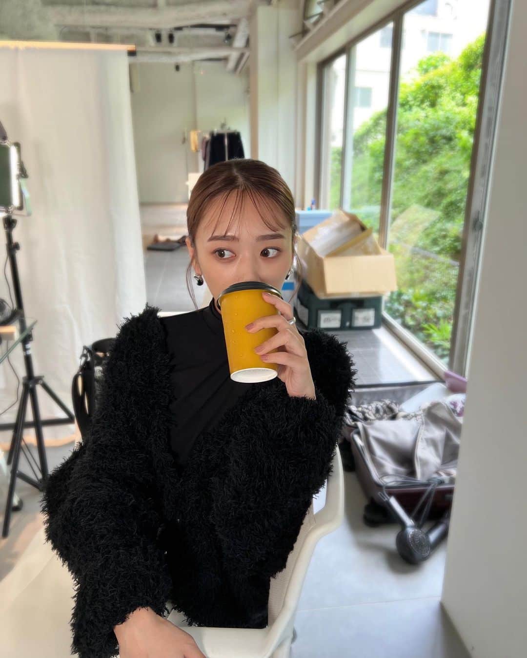 近藤千尋のインスタグラム：「もう冬服の撮影⛄️💓 ツヤ肌メイクにしてもらいました💄  まだまだ暑いから、 飲んでるのはアイスカフェラテ✨笑☕️ 今日もお疲れ様でした🥰  今日で子供達の夏休み終わり！！！  世の中のお父さんお母さんも お疲れ様でした🌈🫡  あっという間に二学期も終わりそうだけど 元気に学校行ってらっしゃい🏫だね💓  健康第一！笑顔で元気に！🤙  おやすみなさい🫂💕」