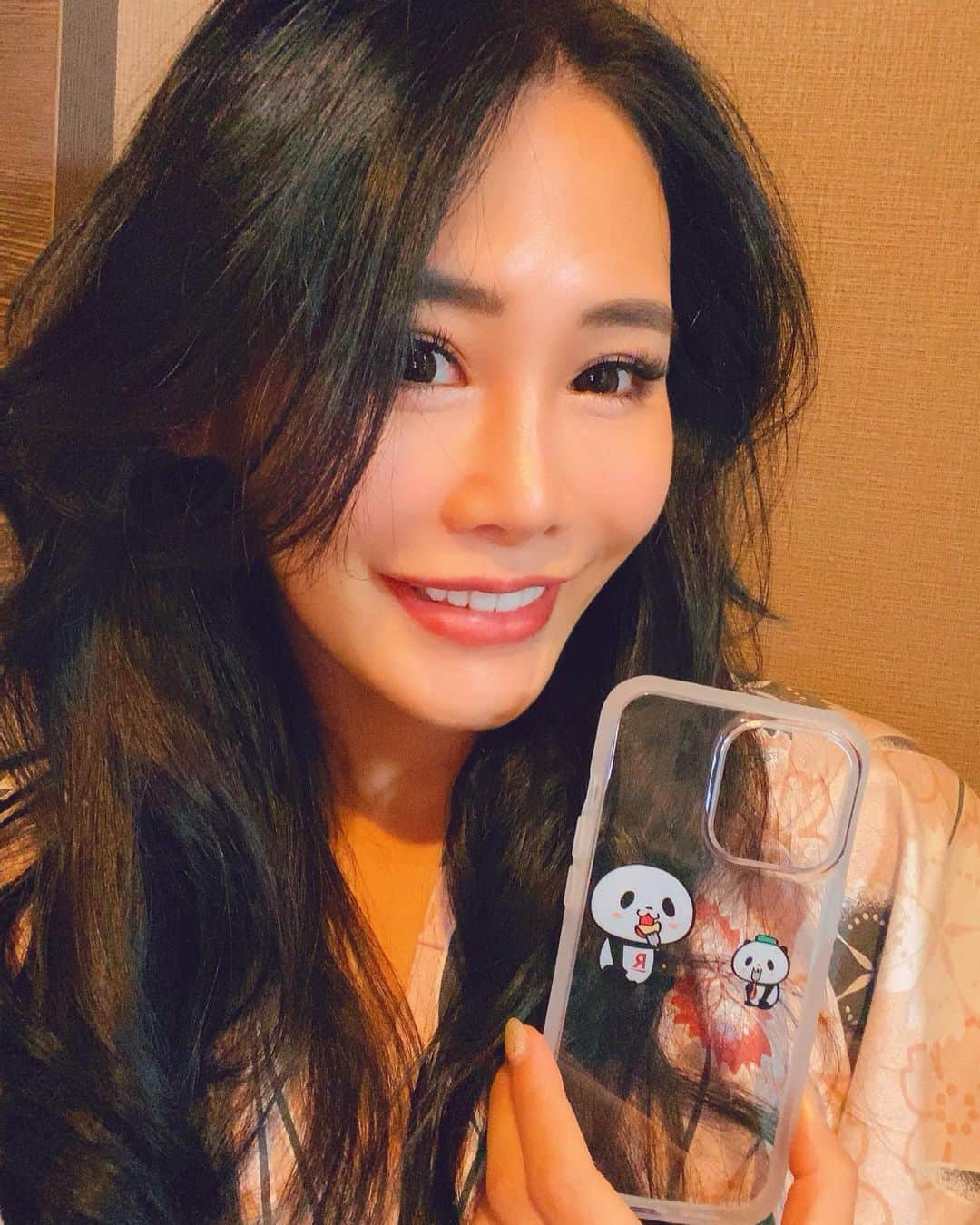のインスタグラム：「⁡ ⁡ ⁡ この度楽天モバイルアンバサダーに 就任致しました🙌✨ ⁡ 結構前から楽天モバイル気になってたんだけど、 遂に契約しちゃったよー🥹📲 私はiPhoneのまま使ってます☺️！ ⁡ 楽天回線エリアならGB使い放題でも 2,980円(税込み3,278円)ってお得すぎ😂 かなり破格な値段だからたくさんGB 使っちゃう人はかなりお勧め👏✨ ⁡ ⁡ ※通信速度の制御の場合あり。 エリア外最大1Mbps。通話料等別 ⁡ ⁡ 店頭に行かなくてもWebから簡単に 契約出来ちゃうのも魅力のひとつ😋 ⁡ あとはRakuten Linkってアプリ入れると 国内通話は無料で出来るから普段から 長電話しちゃう人には嬉しいっ😮‍💨 ※一部非対応番号あり ⁡ ⁡ まだ使い始めたばかりだから使用感とか 感想はこれからストーリー含め詳しく レポしていくのでチェックしてみてね😘 ⁡ ⁡ #楽天モバイル #pr ⁡ ⁡ ⁡ ♥︎＝＝＝＝＝＝＝＝＝＝＝＝＝＝＝＝＝＝＝＝♥︎  ⁡  ⁡」