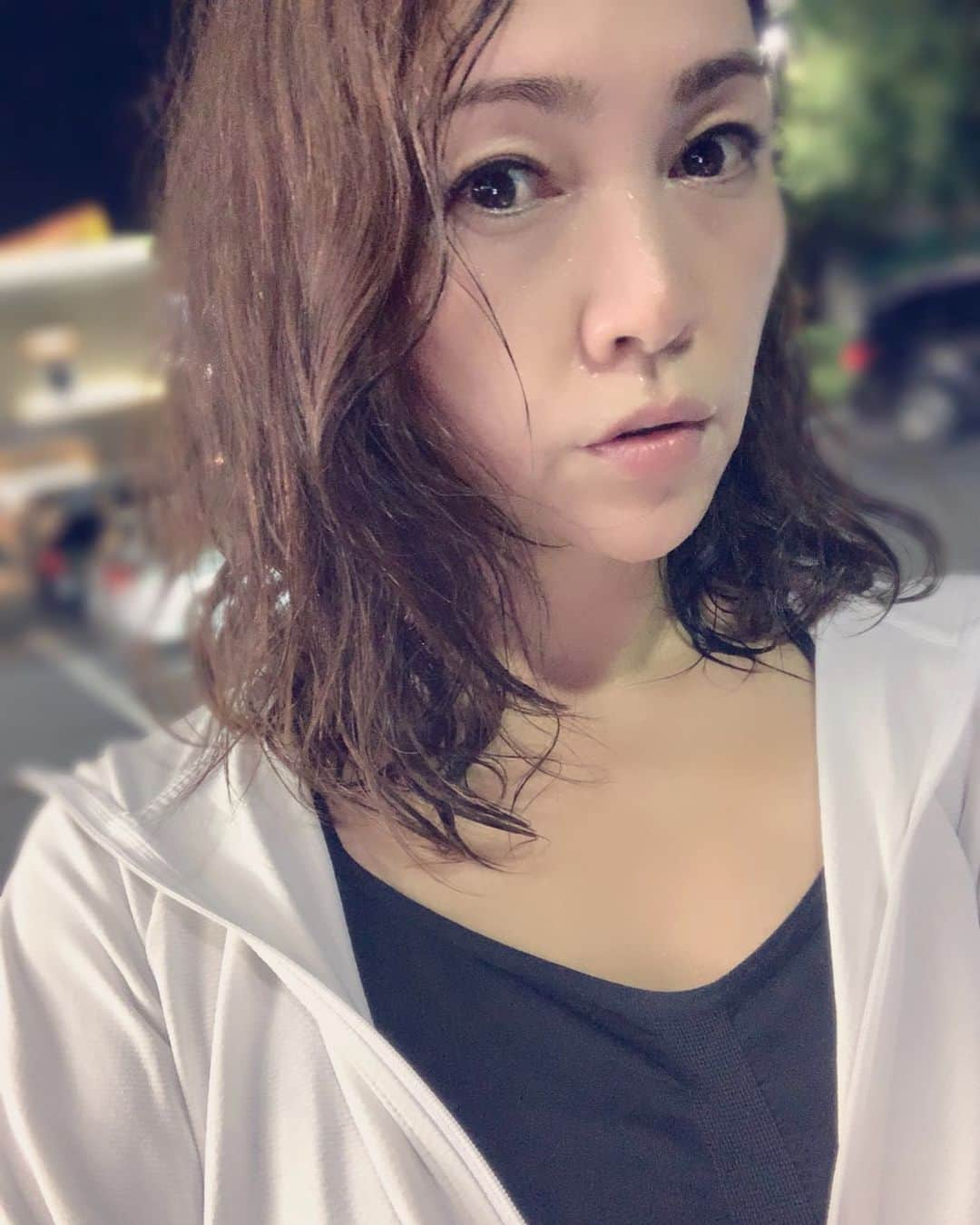 田中悦子さんのインスタグラム写真 - (田中悦子Instagram)「仕事場からジムに直行💨🏃‍♀️して帰るところ☺️  お腹空きすぎてる顔してるな😐  今日で８月も終わりですね❣️ 夏も終わりですよ。また暑くなっちゃったけど😅  私のお友達のゆっこちゃんが この夏、やり残したことはないってインスタで言ってて すごいな！そう言い切れるって👍と思いましたが…  私もそうだったではないか❣️  たくさん働いて、たくさん遊んで 子供達と沖縄にも行けたし、 会いたかった人にも会えたし❣️ 素敵な出会いもあったし❣️  最高の2022夏でした❤️  今後も楽しみな事が盛りだくさん❣️  楽しまなきゃね😘 人生一度きり❣️  #ジム #ジム帰り #暑い #今日も頑張りました #アラフィフ #アラフィフ女子」8月31日 20時40分 - etsuko.reborn25