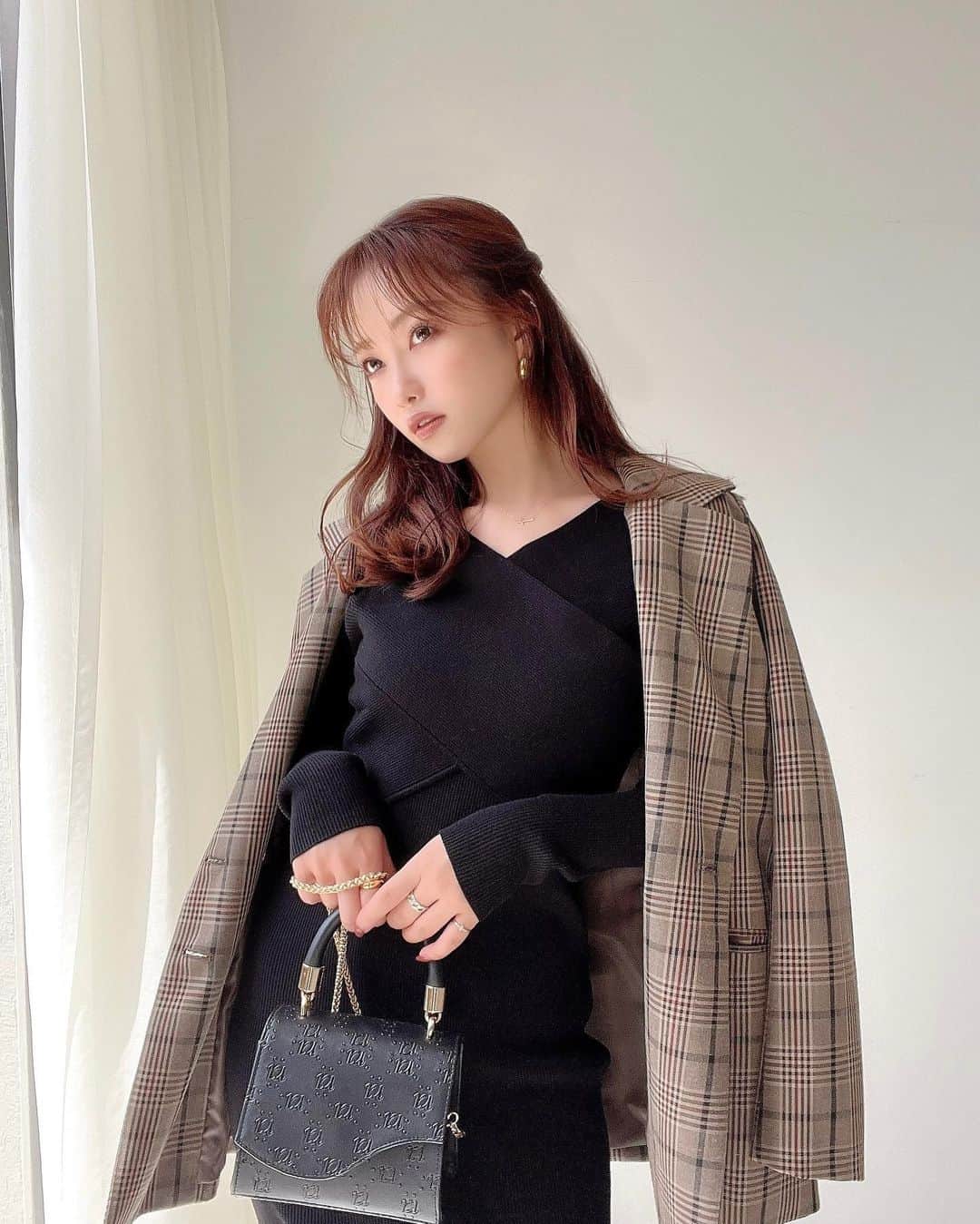木田絵里香のインスタグラム：「. 夏投稿終わったし秋服載ーせてこっと♩ . 今回のリブワンピはオフショルみたいに肩落ちてこないので露出控えたい方おすすめ♡ . カシュクールかわいい🧏🏻 SとMで長さ違います☺︎ . #ワンピース#タイトワンピ#ワンピコーデ#ジャケット」
