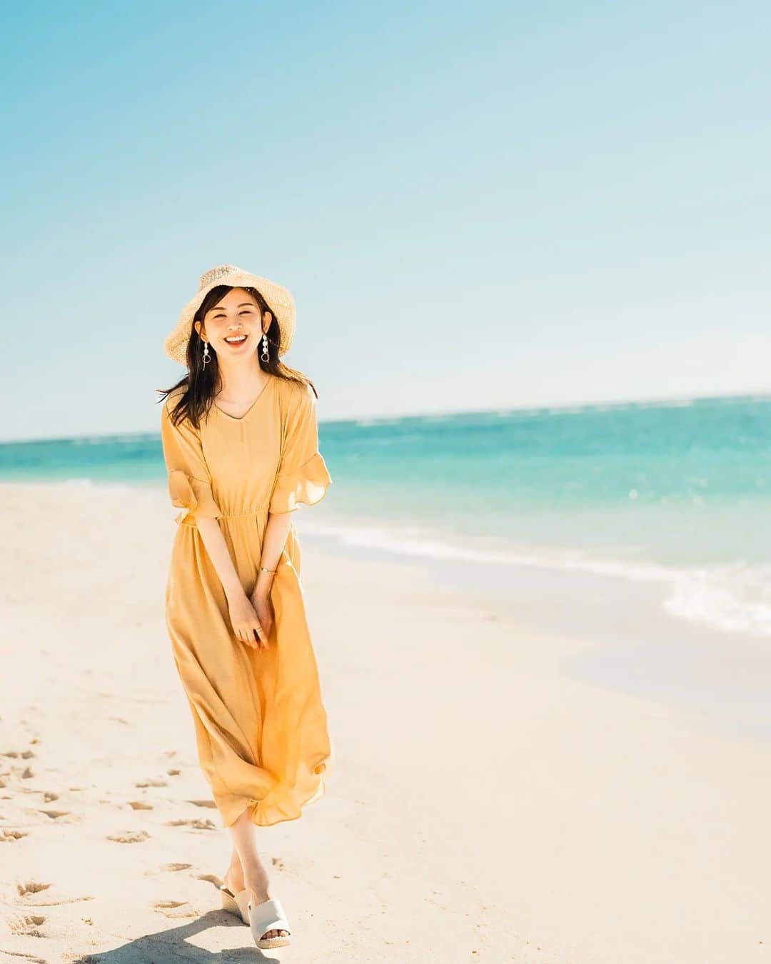 清水優美のインスタグラム：「💙  　 #沖縄 #離島 #沖縄旅行 #海 #ワンピース #モデル #癒やし #麦わら帽子 #海辺 #砂浜 #okinawatrip #okinawa #sea #model #trip #onepiece #smile #japan」