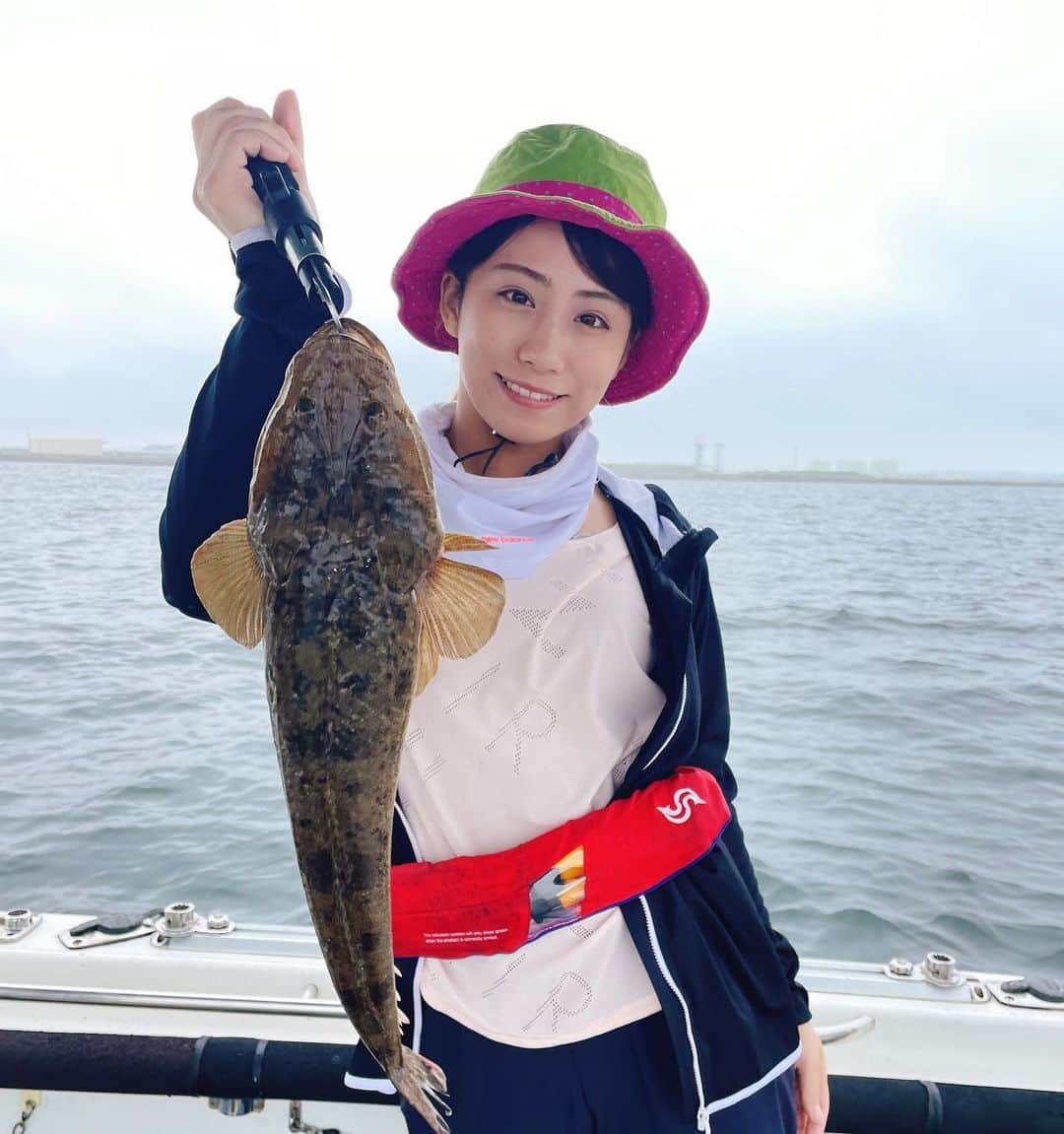 のインスタグラム：「夏のフグ〜♪  マゴチ！！！  割と怖い顔してるけど 絶品のコチ〜〜🐟  キス釣りの時に釣れる メゴチで釣れたマゴチ〜♪  お刺身が本当に美味しい…🎣  この写真のコチは お世話になってる師匠がくれたの😚🐟  タフ民のみんなで行く 釣りツアーの開催まだかなぁ〜😳 早くやりたい！！  #釣り#釣りガール#fishing #釣りハル #TEAMSHACHI#坂本遥奈#japanese #japanesestyle #japaneseidol #idol #fyp#instagood #instafashion #instalike #japan #followme  #fishinglife  #fishinggirls #instafish #fishingdaily #angler #マゴチ釣り#マゴチ」