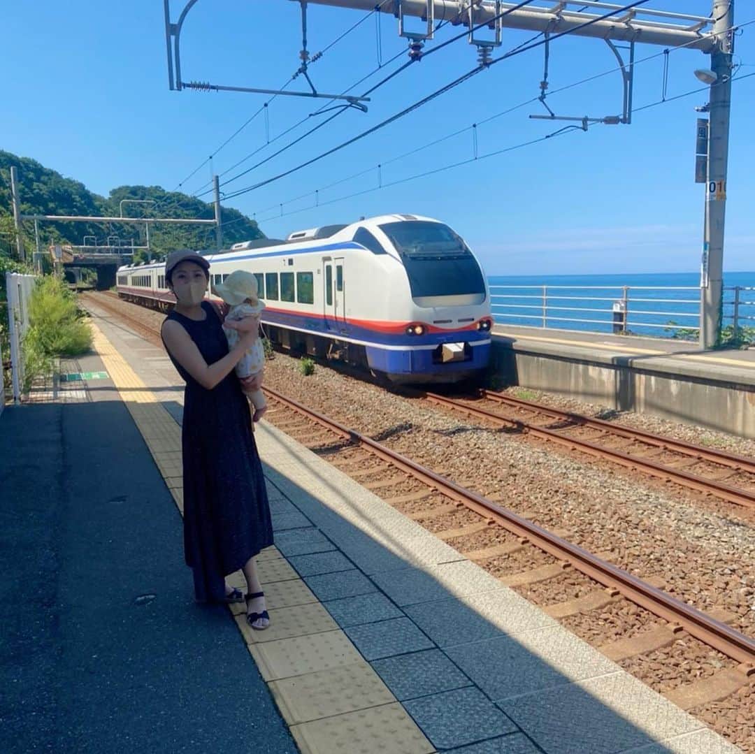 三石佳那さんのインスタグラム写真 - (三石佳那Instagram)「8月も今日で おしまいですね。  先日、長野の父の希望で 日本海に最も近い駅 『青梅川駅』へ行ってきました。 ちょうど列車が来るタイミングで運良く撮影できました☺︎  ホームに立ち真横を見ると 日本海の白波が迫る勢い。 波音と青色に全身が包まれ とても癒されました。  みなさんは今年の夏 どんな想い出ができましたか？☺︎  #青梅川駅 #鉄道 #女子鉄 #新潟 #niigata #長野 #nagano #海なし県民海への憧れと感動は人一倍」8月31日 21時26分 - mitsuishi_kana_bsn