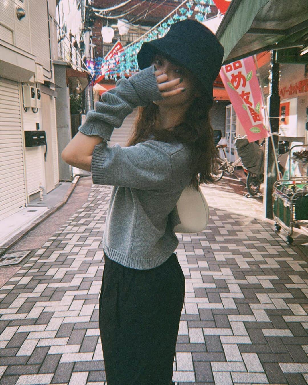 荻野由佳のインスタグラム：「今日のお仕事現場の付近が すごく好きな雰囲気で…商店街って、良い！！😽」