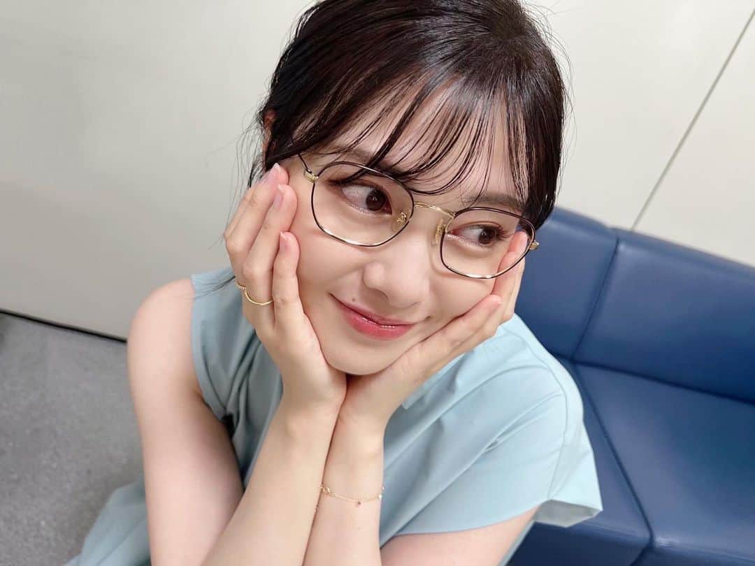のインスタグラム：「テッパチ！第9話 このあと22時からです🌍  そして、8月のエンタメプレゼンターを 務めさせて頂きました「めざましテレビ」今日で最後でした💐 温かく迎えてくださり、楽しい時間を過ごさせていただきました。ありがとうございました！  永島アナとも毎回楽しく掛け合いをさせてもらいました！ 今日はなんと… メッセージを書いてくださってて🥺 驚きと嬉しさで、好きが爆発しました❤️‍🔥 また、お会いできますように🤭  @teppachi_8_」