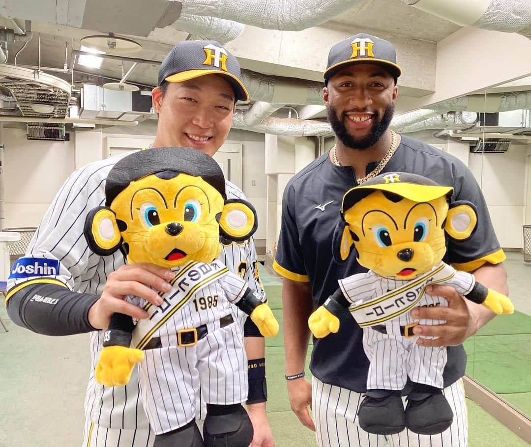 阪神タイガースさんのインスタグラム写真 - (阪神タイガースInstagram)「今日のヒーローは2本の同点タイムリーで試合を振り出しに戻した大山選手と、決勝の犠牲フライを打ったロハス選手です！ #今日のヒーロー  #大山悠輔 選手 #メルロハスjr 選手 #阪神タイガース  #イチにカケル！」8月31日 21時55分 - hanshintigers_official