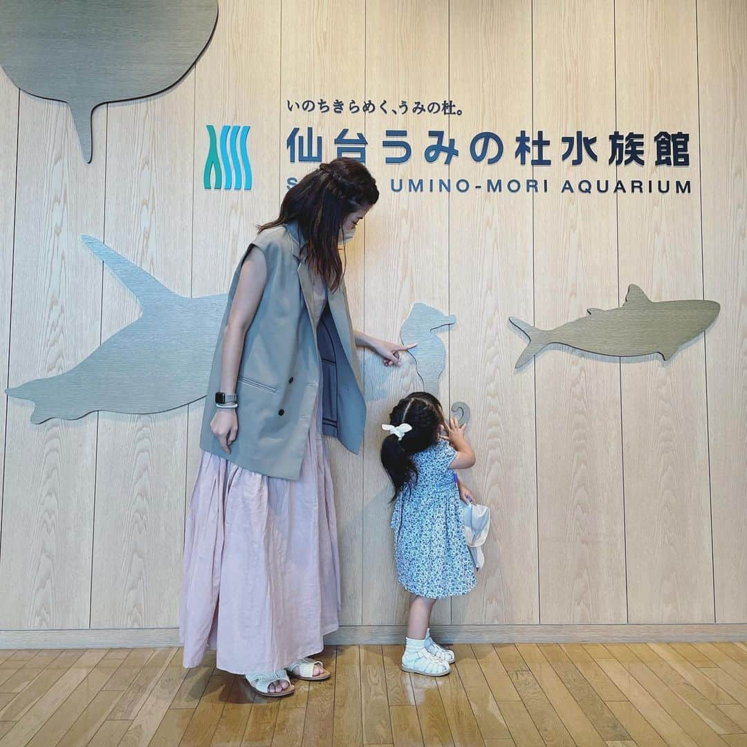 舞花くるみさんのインスタグラム写真 - (舞花くるみInstagram)「⁡ ⁡ 今日は家族で久々の水族館へ。 動物や生き物が大好きな娘は大喜び！！ 我が家の生きもの博士は、 「あ、カクレクマノミ！」や「これはナンヨウハギ〜」「タツノオトシゴ！」など、 難しい名前も言えるようになっていました👏 大好きなカメやイルカにも久しぶりに会えて 嬉しそうだったなぁ🐬🐢 でも1番テンション上がったのはリスだった！笑（水族館なのに、なぜかリスがいるうみの杜水族館🐿✨） ⁡ 最近は動物園に行くことが多かったけど、 水族館もいいなぁ〜🐟💕 ⁡ #仙台 #仙台うみの杜水族館  #2歳10ヶ月 #仙台子育てママ  #転勤族ママ」8月31日 21時57分 - kurumilk_maika