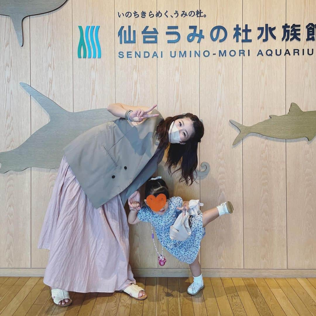 舞花くるみさんのインスタグラム写真 - (舞花くるみInstagram)「⁡ ⁡ 今日は家族で久々の水族館へ。 動物や生き物が大好きな娘は大喜び！！ 我が家の生きもの博士は、 「あ、カクレクマノミ！」や「これはナンヨウハギ〜」「タツノオトシゴ！」など、 難しい名前も言えるようになっていました👏 大好きなカメやイルカにも久しぶりに会えて 嬉しそうだったなぁ🐬🐢 でも1番テンション上がったのはリスだった！笑（水族館なのに、なぜかリスがいるうみの杜水族館🐿✨） ⁡ 最近は動物園に行くことが多かったけど、 水族館もいいなぁ〜🐟💕 ⁡ #仙台 #仙台うみの杜水族館  #2歳10ヶ月 #仙台子育てママ  #転勤族ママ」8月31日 21時57分 - kurumilk_maika