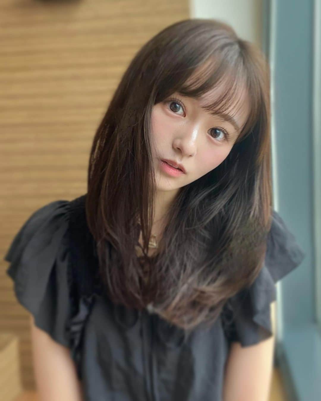 奥原ゆきののインスタグラム：「この間、いつものことながら駆け込みで美容室に💨 髪の毛はいつも @sena_respia さんにお任せ💇‍♀️ 私はおろした時に丸いシルエットにして頂いています。 すぐの伸びてしまうので、今回はいつもより前髪短め🤔（いつもの感じでコテを通すとオン眉になっちゃうので気をつけてる笑） . あと、@hrk_02eye さんにパリジェンヌと眉も整えて頂いたのでパチパチ👀 「垢抜けたいけど何から始めよう」って方にはまず「眉を整えること」をおすすめします。 私ももっと前からしておけば良かった🤭 眉waxをしたら、毎朝眉ペンシルでちょっと書き足すだけで大分印象が変わる気がします！！ . ちなみに、FASIOのペンシル&パウダーアイブロウが1番コスパ良いけど多機能で書きやすい🙆‍♀️ @fasio.official  ちょっとお値段上がるけど、眉脱色をしている人にはETVOSのアイブロウは、カラーの選択肢があるからおすすめです🙆‍♀️ @etvos.jp  . お陰様で私は毎朝のメイク時間が5分くらい短縮されてます。感謝🥲 . . . #コスメマニア #眉毛メイク #眉メイク #コスメコンシェルジュ #haircolor #hairstyle #パリジェンヌラッシュリフト #ミディアムヘア #アイブロウペンシル #プチプラコスメ」