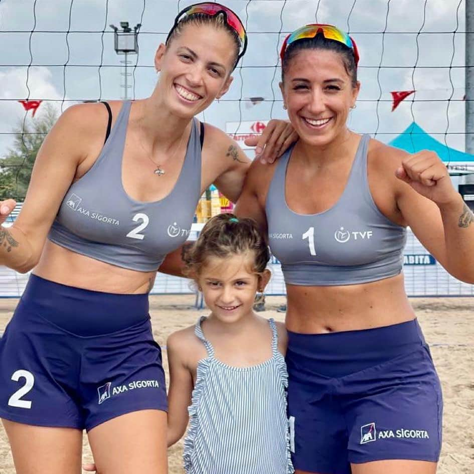 バハル・トクソイさんのインスタグラム写真 - (バハル・トクソイInstagram)「Bu yaz katıldığımız son plaj voleybolu turnuvası için geçtiğimiz hafta sonu Geyikli’deydik. Madalyalarımızla dönerken yol boyunca konuştuğumuz tek şey ne kadar güzel bir ülkemizin olduğuydu. Geyikli plajı bu sene mavi bayrak alarak Çanakkale’nin 12 ödüllü plajı arasında girmeyi başardı. Bu turnuva da bir anlamda bu başarının kutlanması için düzenlenmişti. Plaj voleybolu bu güzellerin sahillerimizin tanıtımı için çok güzel bir yöntem, bu fırsatı çok daha iyi değerlendirmeliyiz. Umarım önümüzdeki yıllarda çok daha fazla sayıda uluslararası organizasyonlara imza atabiliriz. Cennet vatanımızın kıymetini bilelim. 🏐💙🌊 #KnowYouCan #TeamAxaSigorta」8月31日 22時01分 - bhrtksy