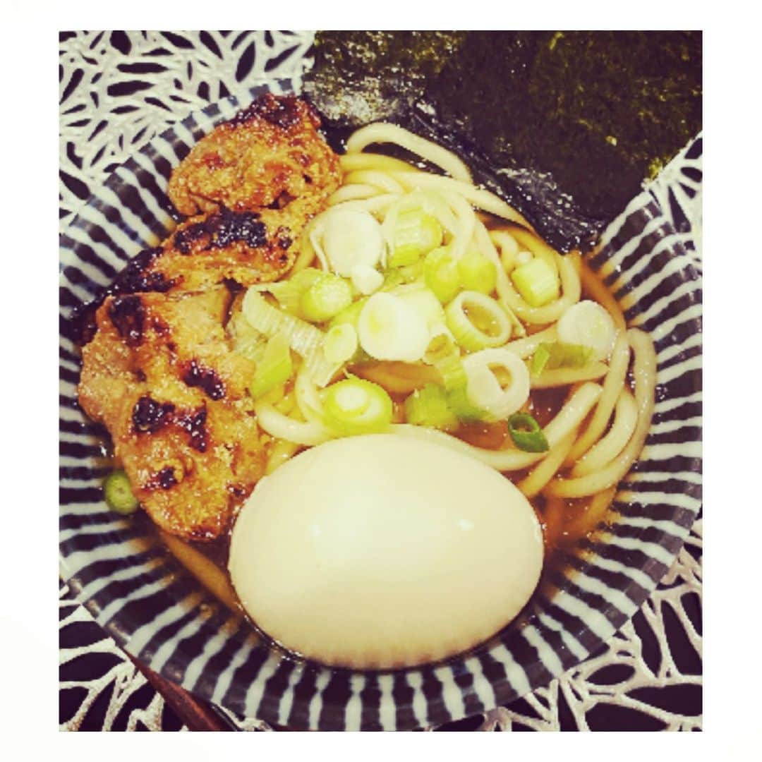秋元玲奈さんのインスタグラム写真 - (秋元玲奈Instagram)「こちらには博多とんこつ細麺のラーメン屋さんは沢山あるけど、太麺のあっさり醤油はなかなかないので、ラーメン大好きな私はスープから作ってみました。 チャーシューは薄切り肉しかなかったのでそれをチャーシュー風に。煮卵と。 横浜家系が1番好きだけど、それはなかなか家では作れない😭恋しい、、。  #london #londonlife  #ラーメン #醤油ラーメン #手作りラーメン #自前ラーメン」8月31日 22時08分 - rena_akimoto