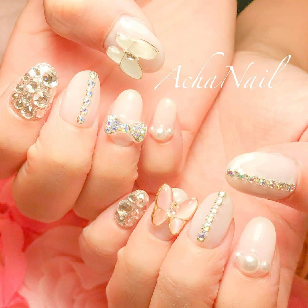 AchaNailのインスタグラム：「バタフライとビジューリボン💖 ⁡ https://ameblo.jp/acha-nail/entry-12761497635.html ⁡ #ネイル #ジェルネイル #フィルイン #フィルイン導入サロン #南池袋 #池袋 #池袋ネイルサロン #ネイルデザイン #バタフライネイル #ビジューネイル #クリスタルネイル #スワロフスキー #蝶々ネイル #ホワイトネイル #キラキラネイル #リボンネイル #locari #Nails #AchaNail #NailStagram #InstaNails #Nailart #JapaneseNailart #NailDesign #Gelnails #kawaii #네일 #日式美甲 #swarovski #butterflynails」