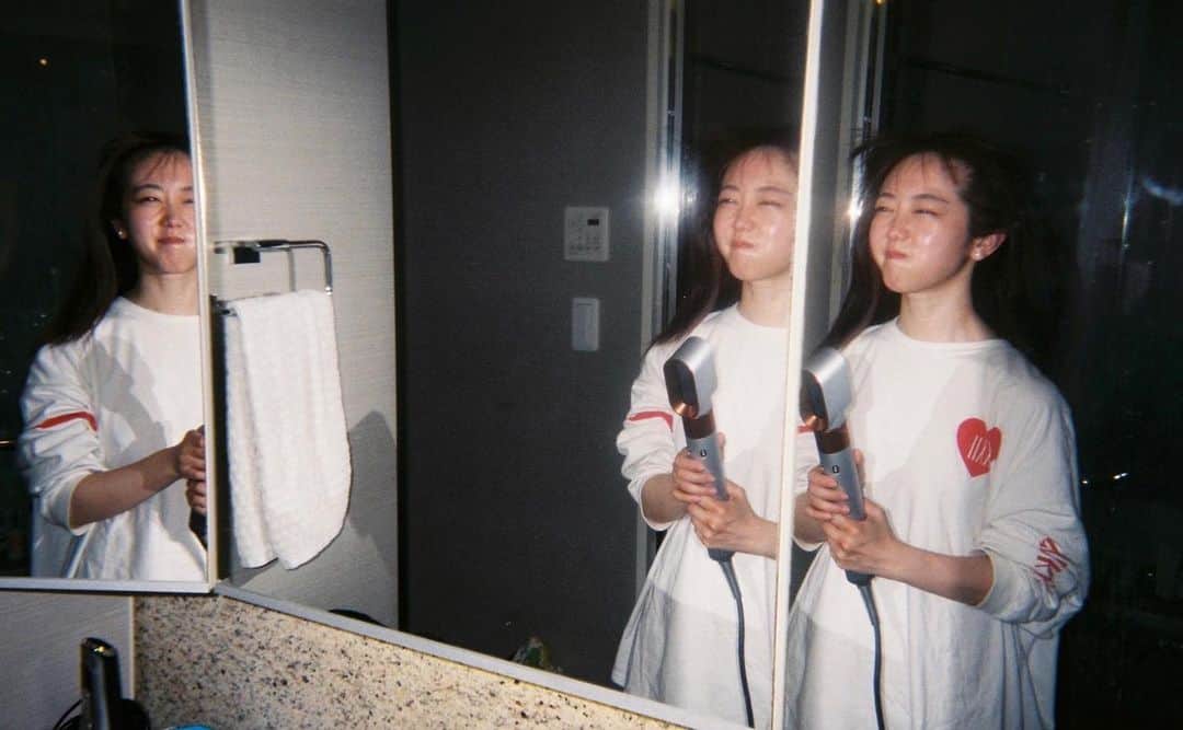 峯岸みなみのインスタグラム：「スタイルブック、まず東先生（ @tokyojorkphotogram ）の最高に可愛くて雰囲気のある写真は超超オススメ！それに加えて、ファッションやコスメに興味がなくても楽しんでもらえるように自叙伝と題して執筆にも力を入れました！AKB時代の葛藤、ネットの声に押しつぶされそうだった日々、コンプレックスとの対峙、そして初めて恋愛についても綴っています。一言一言みなさんに伝わる言葉はなにか、じっくり考えて書きました。伝わるといいな... 恋愛の章に差し込まれる写真はてつや先生（ @to_tetsuya ）が担当してくれましたよ。普段表には出してない表情が見られるかも、、、？本誌には使われなかった写真載せておきます🤫🧡  #峯岸スタイルブック #短所ネガティブ長所ネガティブ  #ネガネガ」