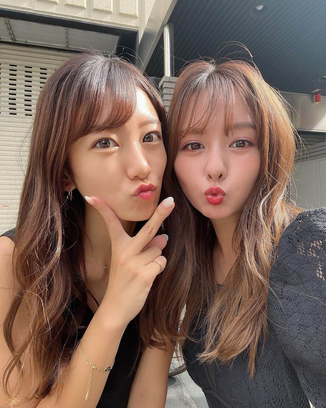 山田菜々のインスタグラム：「ぜーんぶストーリーズいきにしちゃうくせ直そうっと🥱  楽しかった大阪の思い出♡ 2人ともギャルみたいな髪色🥲笑  だいすきあいなーー！！！🫶🫶」