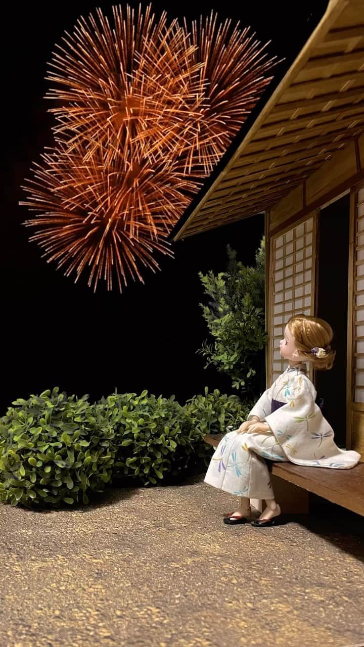 現実を生きるリカちゃんのインスタグラム：「夏納めの現実を生きるリカちゃん🎇  今年も花火を見れなかったので、花火の動画を作りました。 私と同じく花火を見なかった人は、これ見て現リカと花火見た気持ちになってくださいね🥹🎇  最初は浴衣の写真だけ撮ろうかと思ったんですが、色々と背景も作りだしてしまいがっつり動画にしました🥺 8月に間に合ってよかった（あと数分） 夏の終わりらしくちょいしんみりな動画になってます🥹 これからは年末までのカウントダウンかーっ早い！！」