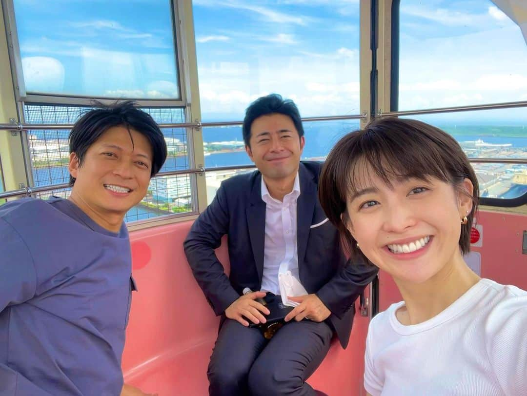 榎並大二郎さんのインスタグラム写真 - (榎並大二郎Instagram)「. お台場の大観覧車が、23年の歴史に幕を下ろしました。 ⁡ お昼休みに倉田さんと宮司さんと職場を抜け出して、 ⁡ 最後の景色を楽しんできました。 ⁡ 通い慣れたお台場ですが、観覧車の窓越しには いつもと違う街並みに映りました。 ⁡ 今年の夏も終わりですね。 ⁡ #倉田大誠 #宮司愛海 #観覧車 #真夏の大ジャンプ」9月1日 0時34分 - enami_daijiro