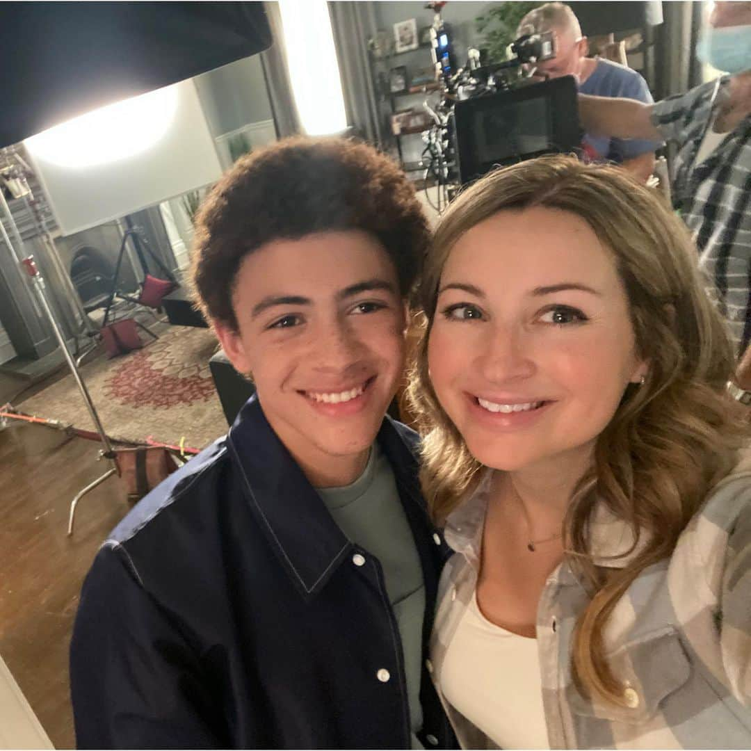 アシュリー・レガットさんのインスタグラム写真 - (アシュリー・レガットInstagram)「We’re backkkk!!! Had the time of my life filming Life with Luca. I can’t wait for you all to see what Derek & Casey have been up to in the last 15 years. @shaftesburykids @family_channel @wildbrainkids」9月1日 1時23分 - ashleyleggat