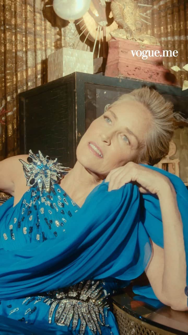 シャロン・ストーンのインスタグラム：「#SharonStone + stunning fashion + the eccentric home of late set designer #TonyDuquette: Enter our #September2022 cover shoot with a brand new video that sees the Oscar-nominated actor dressed in maximalist couture by Arab and international designers in a celebration of post-pandemic creativity. Tap the link in bio to know all about #VogueArabia's latest issue, and head to Vogue.me for @sharonstone's most unfiltered interview to date.  النجمة #شارون_ستون مع باقة من الأزياء المذهلة داخل المنزل غير المألوف لمصمم الديكور الراحل #طوني_دوكويت: هذا بالتحديد ما تهديه لكم جلسة تصوير غلاف عددنا لشهر #سبتمبر_2022 والتي يستعرضها هذا الفيديو الجديد تمامًا، حيث تظهر الفنانة التي رُشحت لجائزة الأوسكار متألقةً بأبهى تصاميم الأزياء الراقية من إبداع مصممين عرب وآخرين عالميين احتفالاً بعودة الإبداع بعد الجائحة. وللاطلاع على كل تفاصيل أحدث عدد من #ڤوغ_العربية، تفضلوا بالضغط على الرابط في البايو، ولقراءة أكثر حوار صريح أجرته شارون ستون حتى اليوم، تفضلوا بزيارة موقعنا الإلكتروني.  Editor-in-chief: @mrarnaut Fashion director: @aminejreissaty Director & DOP: @olav Style: @theparislibby Hair: @sebastianscolarici Makeup: @amyoresman Production: @allisonsam Digitech: @trelancia Photography assistant: @julietlambert On-ground production: @agpnyc Location: @tonyduquetteofficial Interview: @hgorani Camera assistant: @huntermoreno Edit & Color: @ehabra Music: @solvofficial」