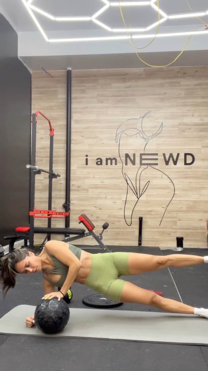 Tianna Gregoryのインスタグラム：「Who is ready to feel this ab workout? 💪  4 sets with 12-15 reps  Make sure you do each side when needed   Keep your core tight and your back pressed against the mat.」