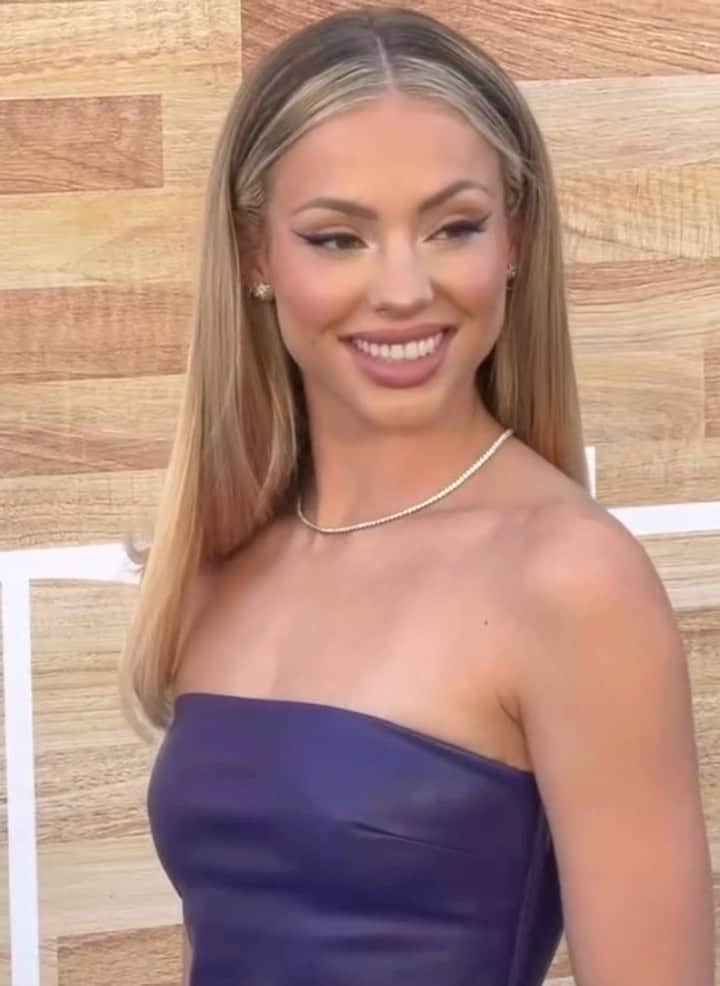のインスタグラム：「One of my favorite carpet looks 💜」